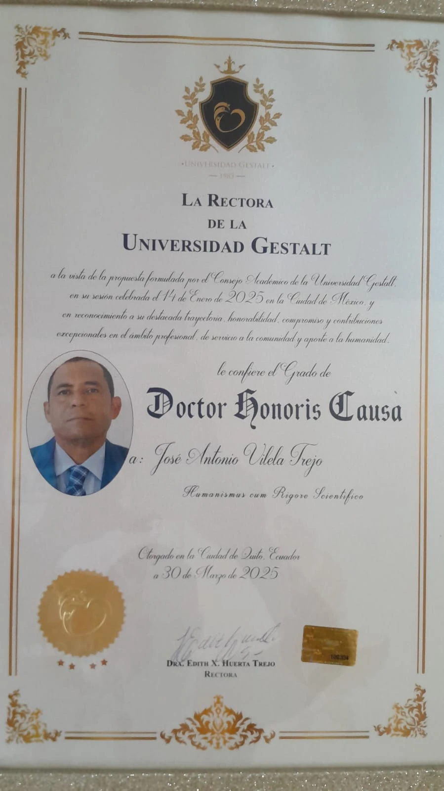 Diploma de Doctor Honoris Causa conferido a José Antonio Vilela Trejo por la Universidad Gestalt
