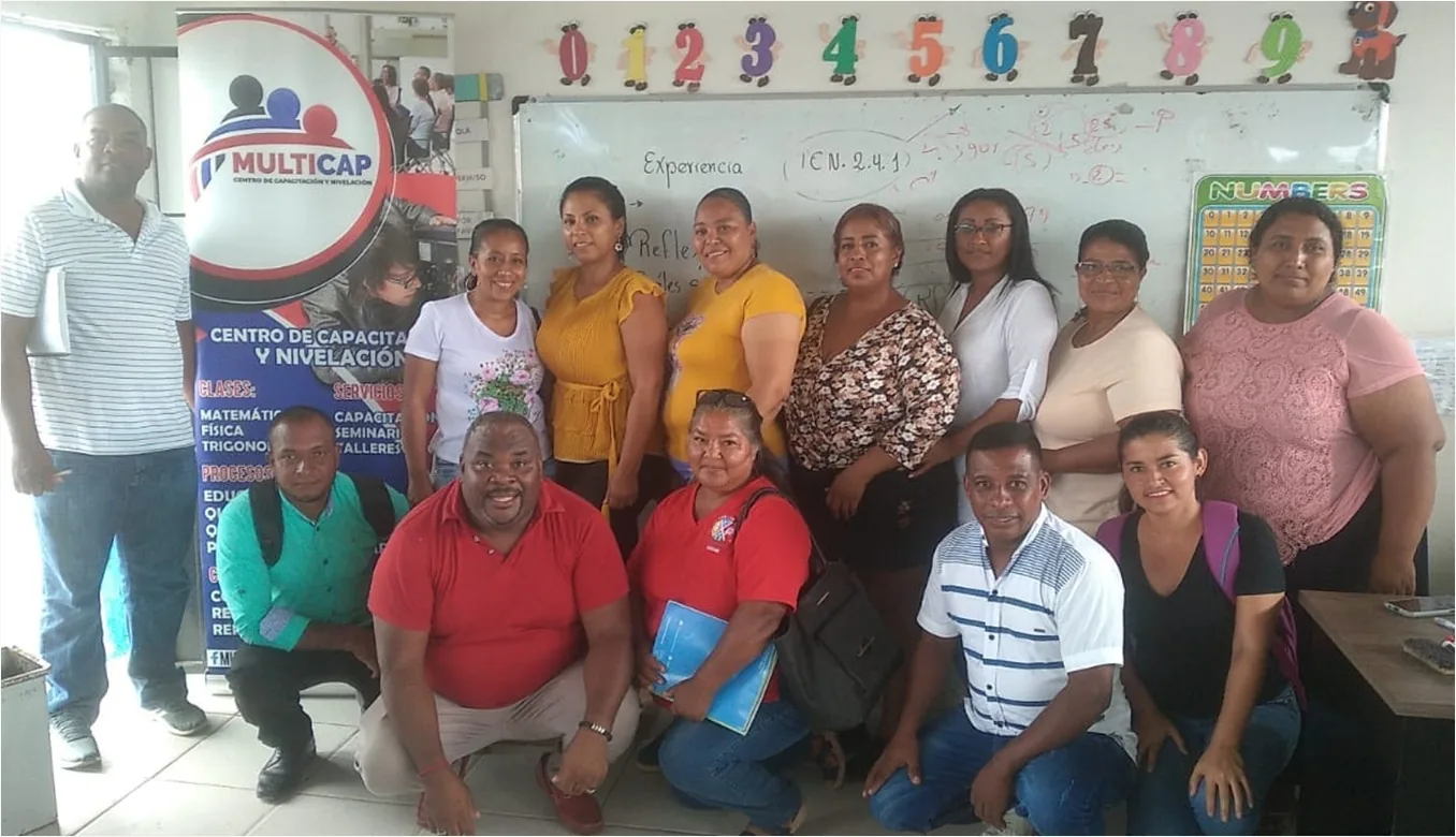 Docentes reunidos en una capacitación de MULTICAP