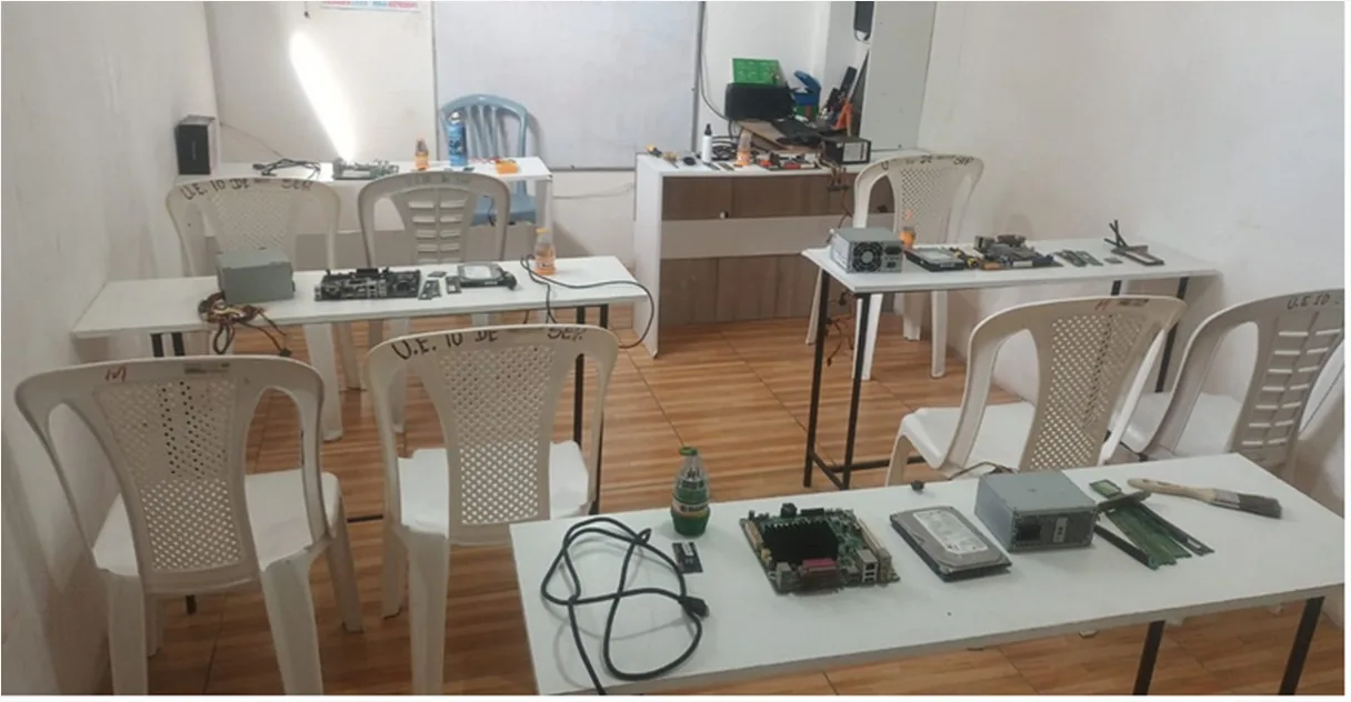 Mesas de trabajo con equipos para las prácticas de reparación