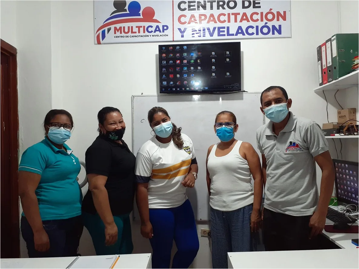 Equipo de MULTICAP junto a participantes en la sede de Esmeraldas