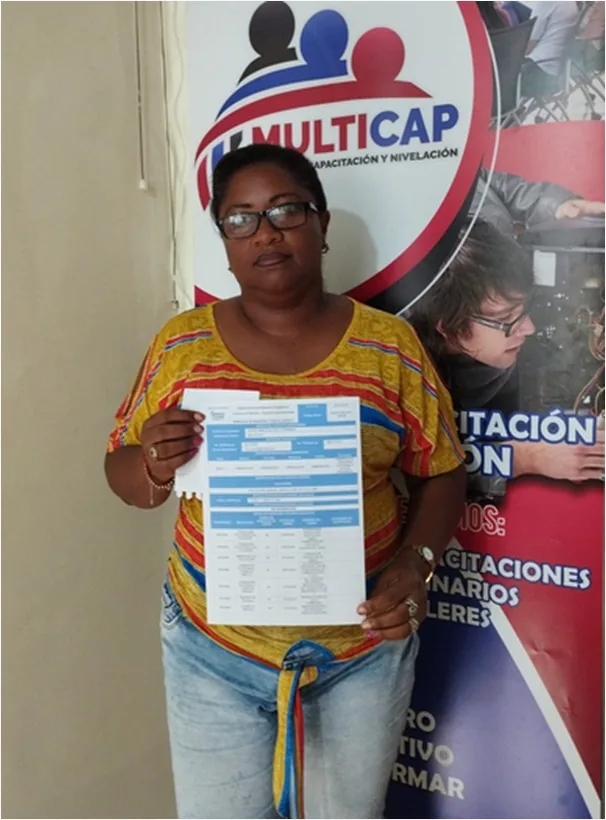 Docente mostrando su resultado tras prepararse con MULTICAP