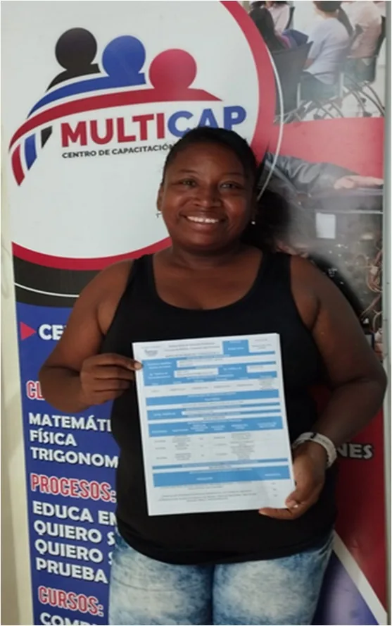 Docente con su resultado junto al banner de servicios de MULTICAP