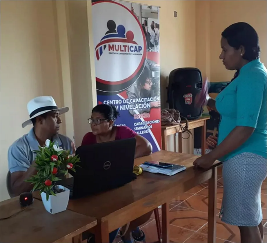 Sesión de asesoría educativa personalizada en la sede de MULTICAP
