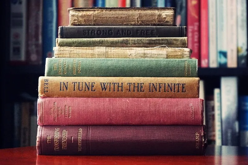 Pila de libros académicos publicados sobre un escritorio