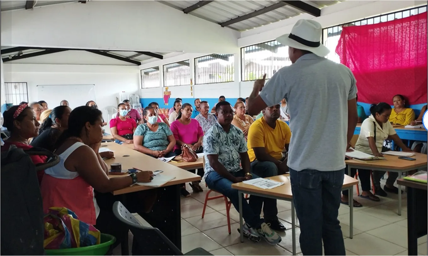 Aula llena de docentes en una capacitación de MULTICAP